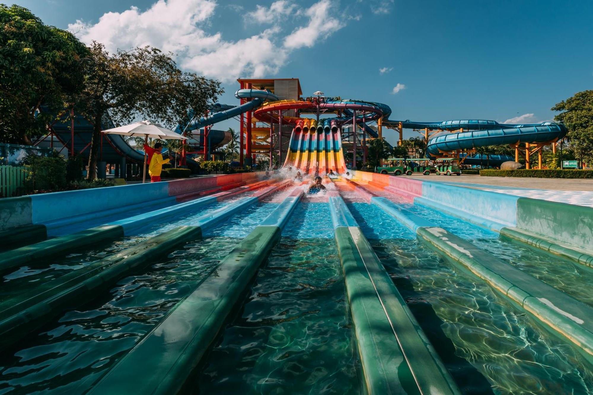 Splash Beach Resort, Maikhao Phuket - Sha Extra Plus Mai Khao Exterior photo The 5-lane waterslide at Splash Jungle Water Park