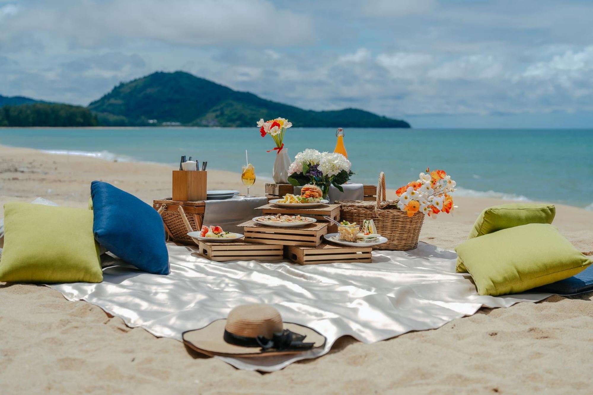 Splash Beach Resort, Maikhao Phuket - Sha Extra Plus Mai Khao Exterior photo A beach picnic