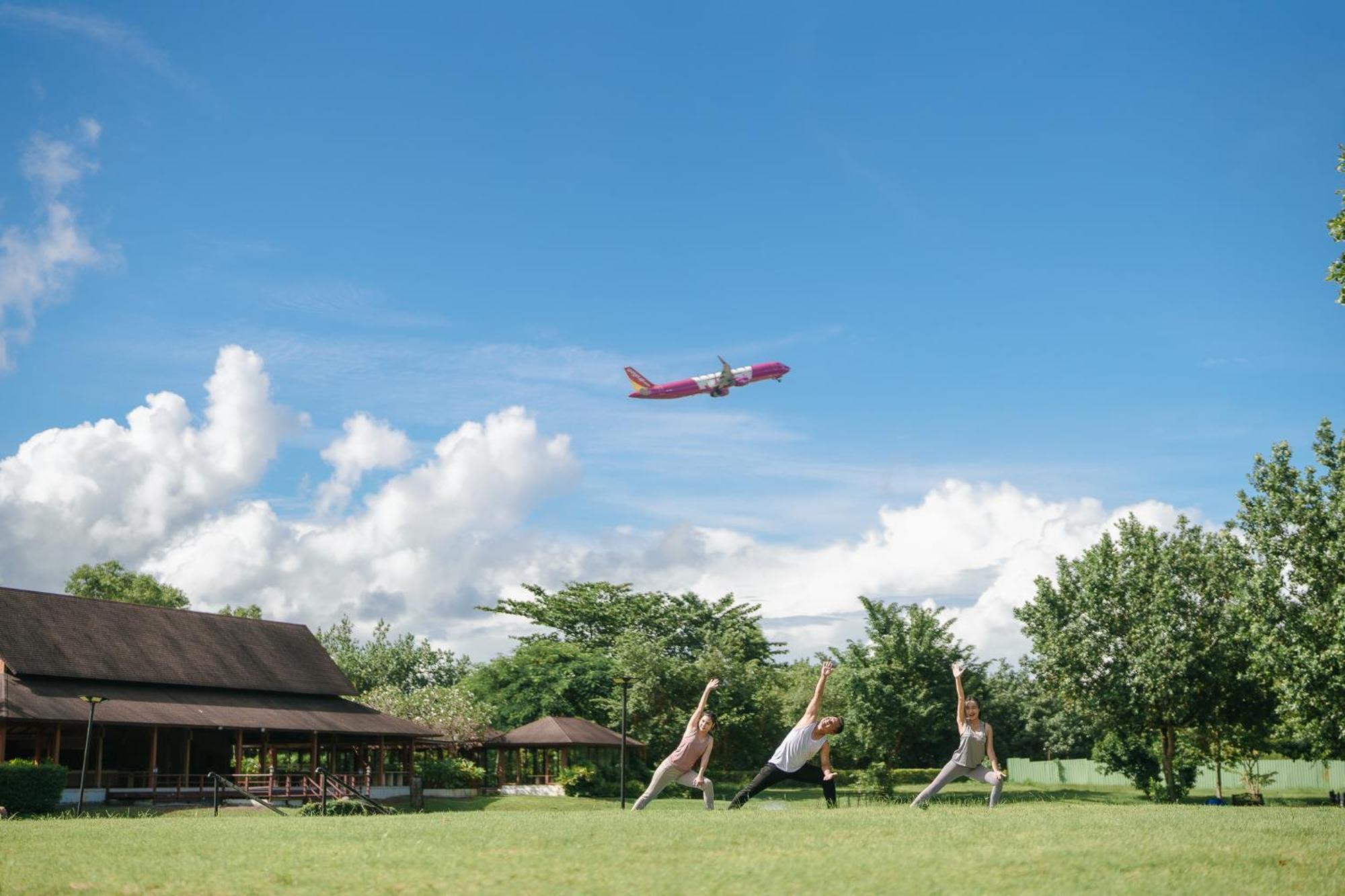 Splash Beach Resort, Maikhao Phuket - Sha Extra Plus Mai Khao Exterior photo A model of a Boeing 737-800 in flight